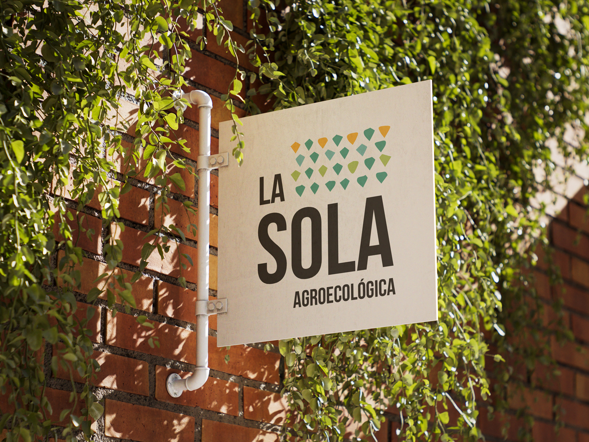 Ejemplo de aplicación de Identidad de la Escuela de emprendedoras Juana Millán en diferentes materiales: Bolsa de tela, triptico, tarjetas de visita, acreditación, sobre, díptico